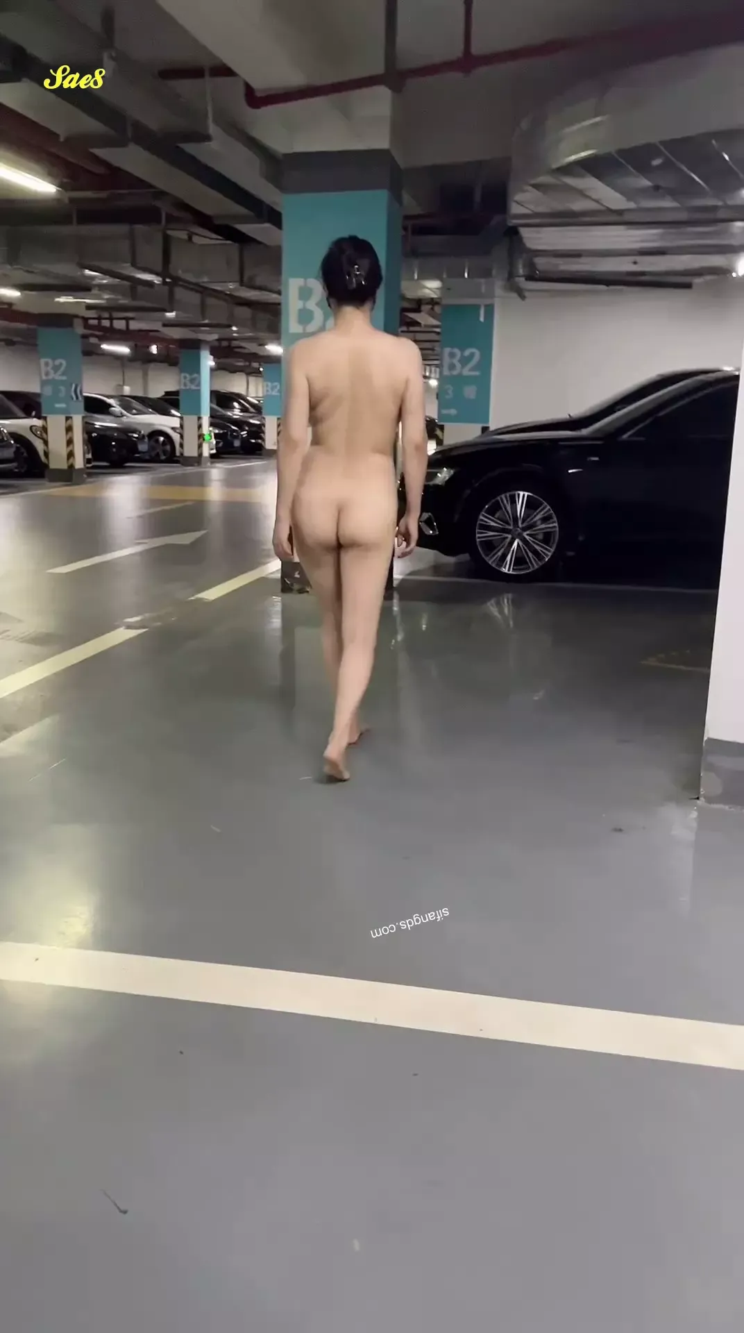 户外露出爱好者F杯爆乳网红人妻茵茵灯火通明的小区车库